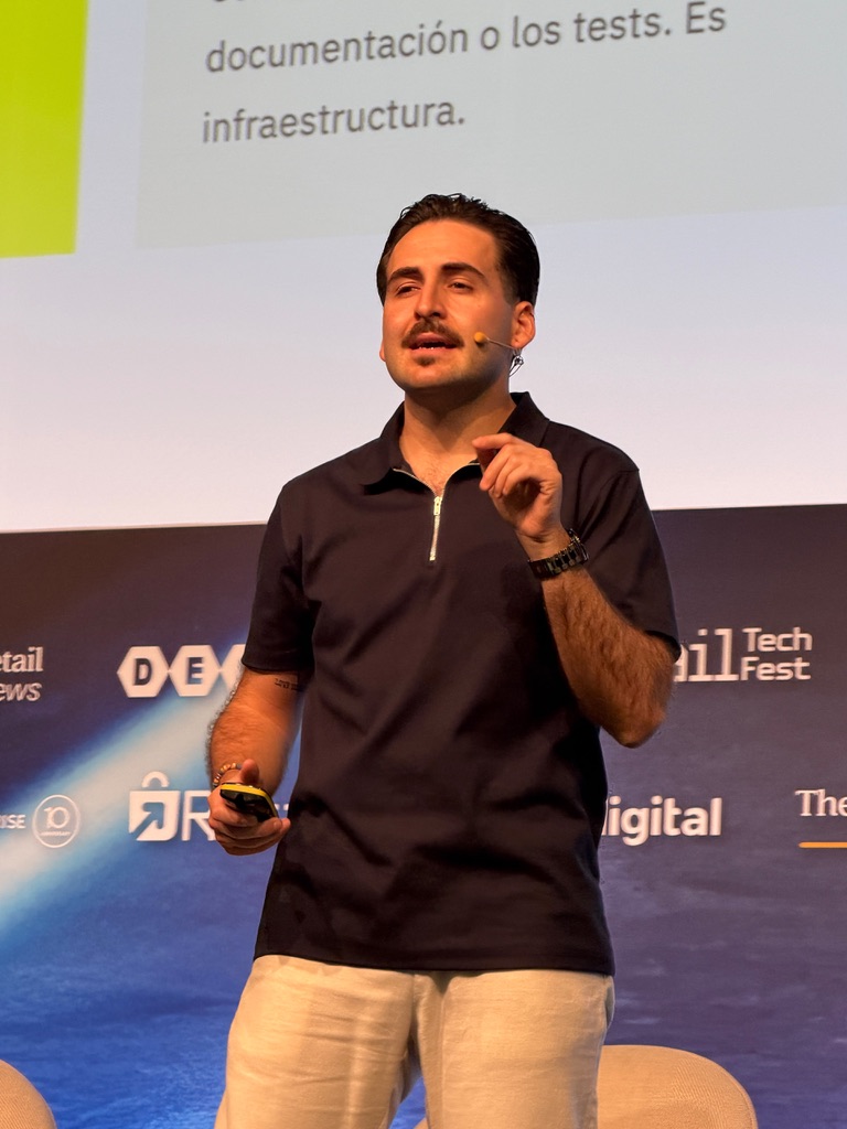 Adrián Martín durante una charla